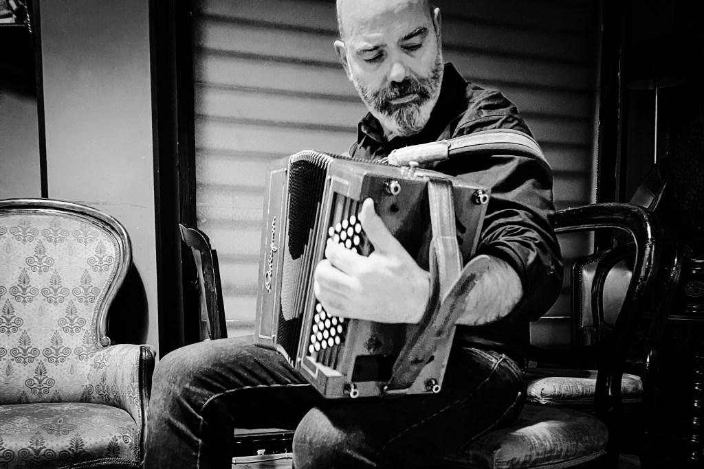 Il musicista Salvatore Zampataro suona la fisarmonica Castagnari in un locale di Roma, in concerto con il Cinetic Trio.